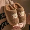 Nuevas pantuflas de algodón con diseño de oso de dibujos animados de invierno para mujer, con forro polar añadido, diseño engrosado y suelas antideslizantes, adecuadas para usar en interiores, y disponibles en un estilo para parejas con cubiertas peludas en los dedos para hombre
