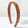 Diadema He Ming Serie de Colores Retro Maillard Europeo y Americano Diadema Fina con Tachuelas de Cuero PU Accesorio para el Cabello de Lujo Ligero de Alta Gama para Mujer