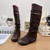 Nova Coleção Outono 2026: Botas de Couro de Cano Alto com Detalhe de Fivela, Modernas e Versáteis, com Salto Escondido para Altura Extra e Design Elástico