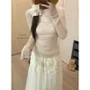 Camiseta base de punto de manga larga color avena estilo Miu para mujer, capa interior ajustada para otoño e invierno, suéter suave y acogedor con cintura ceñida.