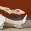 Nuevos tacones altos bordados estilo chino 2026 para mujer, con punta fina, tacón de aguja y un diseño versátil que combina bien con cheongsams y otros atuendos.