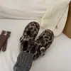 Zapatos peludos de estampado de leopardo para mujer, nuevo estilo Mary Jane cálido de otoño e invierno 2025 con forro polar