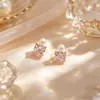 Brincos de Tarraxa Quadrados de Zircônia e Pérola de Luxo Leve para Mulheres Nicho Super Brilhantes High-End Pequenos Modernos Temperamento Versátil Simples Joias para Orelha