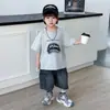 Conjunto de Verão para Meninos 2026 Novo Estilo Roupas de Verão Bonitas para Crianças Conjunto de Duas Peças Estilo Coreano Tendência Menino Manga Curta Shorts Jeans