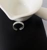 Nuevo anillo de dedo índice de moda para personas de alta gama, estilo retro de nicho, anillo de dedo de estilo lujoso y ligero.