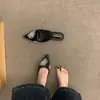 Chinelos Fechados de Salto Baixo 2026 Novo Estilo Mules Bico Fino Decotadas Sandálias Preguiçosas Mules com Tira Única e Strass Sapatos Femininos