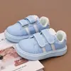Zapatos acolchados de suela gruesa para aumentar la altura para mujer, zapatos infantiles primavera/verano 2026, zapatos casuales de moda fáciles de combinar, zapatillas blancas de moda