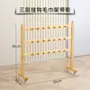 Estante para tazas de madera maciza para jardín de infantes, gabinete de almacenamiento para botellas de agua, estante de madera para tazas de té para educación infantil, toallero de madera natural de pie para niños