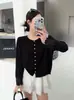 Jaqueta Tricô Andi Velvet Sweet de Ombro Reto para Mulheres, Novo Estilo Outono-Inverno com Punho Floral Patchwork Único e Design Vazado
