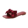 Novos Sapatos Femininos Primavera e Verão 2025 Bico Quadrado Rasteirinha Aberta Chinelos Estilo Coreano Moda Laço Chinelos Femininos Atacado