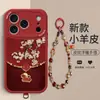 Para iPhone 17 Pro Pulsera de Cordero Pequeño con Pájaro Floral Piel de Oveja Textura de Cuero en Relieve Cobertura Total Anticaída Estilo Chino Funda para Teléfono