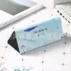 Fabricantes de cajas de gafas plegables triangulares portátiles personalizadas al por mayor para estudiantes hombres y mujeres, estilo coreano pequeño, fresco, lindo, personalidad creativa