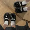 Mocassins Femininos 2026 Chegada Nova Outono Design de Nicho Pérola Francesa Estilo Britânico Casual Versátil Solado Grosso Sapatos Pequenos de Couro Femininos