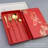 Juego de cubertería chapada en oro Juego de cuatro piezas de cuchillo, tenedor y cuchara de oro portugués Juego de caja de regalo de cubertería occidental Ventas directas de fábrica