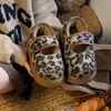 Novas Pantufas de Algodão Fechadas com Estampa de Leopardo Retrô para Mulheres, Modernas e Versáteis, Sola Grossa, Aumentam a Altura, de Calçar Fácil, Sapatos Quentes de Algodão para Mulheres