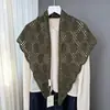 Bufanda de lana tejida con patrón de monedas tridimensional y triángulos calados para mujer con bordes ondulados, chal de hombro casual vintage, alta calidad