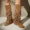 Botas de color liso transfronterizas de talla grande, botas de tubo alto versátiles para otoño e invierno para mujer, suela de goma, antideslizantes, botas de comercio exterior, botas slip-on de tacón plano con borlas
