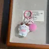 Pingente de Gato em Pé 3D de Tamanho Médio Bola de Pelo Fofa Desenho Animado Pingente Fofo com Contas Chave Acessórios para Bolsa Doce