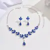 Conjunto de tres piezas con collar, pendientes y pulsera de diamantes de imitación, estilo europeo y americano, color rosa, azul y rojo, muy popular en Amazon.
