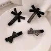 Novo Presilha de Cabelo Luxuosa com Laço de Strass, Presilha Jacaré de Veludo Preto, Acessório de Cabelo Estiloso e Único para Franja