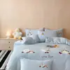 Fofo estilo infantil outono e inverno espessado estilo creme leite velo quatro peças conjunto quente pequeno urso bordado desenho animado dupla face velo roupa de cama