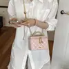 Bolsa de caixa quadrada pequena de losango transfronteiriça de mão bolsa com corrente de bola de ouro em forma de coração requintada bolsa versátil de ombro único transversal de luxo leve