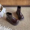 Botas Infantis 2026 Chegada Nova Outono Botas de Cano Curto Infantis Botas de Couro para Bebês Botas Infantis Estilo Coreano para Meninas Sapatos de Pequena Princesa