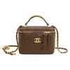 Bolso de mano tipo pintalabios estilo Chanel para mujer, bolso de hombro acolchado bordado de lujo ligero, bolso cuadrado pequeño, minibolso cruzado con cadena