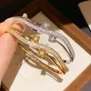 Pulseira Flor Onda Zircônia Estilo Luxo Leve para Mulheres Versátil de Alto Padrão para o Dia a Dia Design de Nicho Joia de Mão Atacado