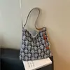2026 Nova Bolsa Versátil Design de Nicho Bolsa Tote Bordada Grande Capacidade para o Dia a Dia Ombro Único Bolsa de Axila