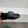 Sapatos Casuais Rasos de Metal com Fivela Moda Infantil 2026 Novo Outono Inverno Sapatos de Couro Sintético com Biqueira Dividida para Meninas Atacado