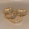 Anel Vintage Moissanite Escovado com Diamantes Inteiros para Mulheres 2025 Novo Popular Luxo Leve Zircônia Areia Dourada Amarela Anel para Dedo Indicador