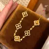 El Mismo Estilo que el Pulsera de Ojo de Tigre con Forma de Trébol de Cuatro Hojas Chapada en Oro y Incrustada con Diamantes de la Tienda de Oro Puzuo para Mujer, Lujo Ligero, Sensación de Alta Gama, Joyería Versátil y Apilable