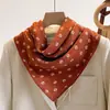 Pañuelo pequeño cuadrado de algodón y lino con estampado paisley en blanco y negro para mujer, adecuado para primavera, otoño e invierno, pañuelo para el cuello