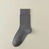 Calcetines Zhuji calcetines anti-pilling calcetines de color liso calcetines de algodón calcetines de tubo medio para hombre absorbentes del sudor transpirables medias para hombre calcetines de negocios simples