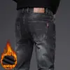 Jeans masculinos slim-fit pretos e cinzas de alta qualidade para o Outono/Inverno 2026, calças compridas casuais trendy e elásticas com forro de fleece