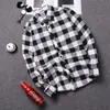 Camisa a cuadros en blanco y negro para hombre, estilo coreano, de moda, para primavera y otoño, holgada, informal, de manga larga, para verano