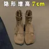 Botas finas de camurça bege com bico quadrado, que aumentam a altura e afinam, para mulheres, novo estilo 2026, com fivela e tira, salto grosso, salto plataforma escondido, sapatos da moda