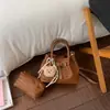 Bolsa de mão trançada fashion para mulheres, novo modelo 2026, design de nicho moderno, bolsa de ombro e transversal