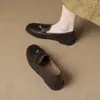 Sapatos de Couro Femininos Elegantes e Versáteis com Salto Grosso Estilo Britânico 2026 Nova Coleção Início da Primavera Mocassins Macios de Couro para Mulheres