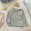 Roupas de primavera e outono para bebês e crianças pequenas, camiseta fofa de manga comprida com um elegante colarinho de boneca para bebês meninas, top base versátil, moderno