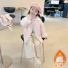 Chaqueta de Algodón Rosa Estilo Coreano para Niñas con Bolsa Otoño/Invierno 2026 Nueva Moda Infantil Chaqueta Gruesa para Niña Top