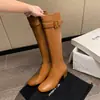 Botas finas de moda estilo britânico de 6cm, novo modelo outono e inverno 2026, bico quadrado, salto grosso, botas de cano alto acima do joelho, botas de montaria femininas