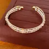 Pulsera abierta de tres capas con cuentas de cristal de circonita, una pieza de joyería simple, moderna y exquisita con un toque de lujo y diseño de alta gama