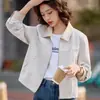 Jaqueta jeans curta de estilo casual com gola de lapela para mulheres, novo modelo primavera e outono 2026, jaqueta versátil e que rejuvenesce para mulheres baixinhas