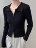 Jaqueta de tricô com gola polo e zíper em fio core-spun, suéter moderno de manga longa, caimento slim, top curto