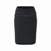 Este conjunto elegante e sedutor apresenta um design que abraça o corpo, acentuando suas curvas.. É um conjunto de três peças para mulheres, perfeito para o outono, composto por um top de tricô com gola alta parcial, uma saia de comprimento médio e um cardigã.