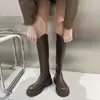 Botas Longas Brancas de Cavaleiro 2025 Novo Estilo Botas Martin Botas Longas Femininas Outono e Inverno Cano Médio Salto Médio Moda de Alta