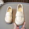 Sapatos Europeus e Americanos Pequenos de Couro para Crianças 2025 Outono Novo Estilo Sapatos Pretos de Performance para Meninos e Meninas, Sapatos Slip-On Macios para Estudantes
