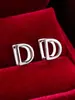 Pendientes de botón casuales de moda populares, creativos, con diseño de letra, simples, versátiles para el día a día, de alta calidad, lujo ligero